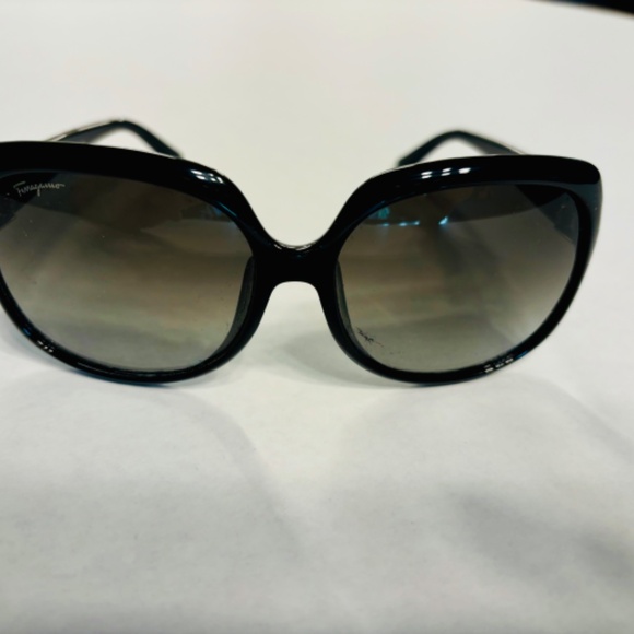 Ferragamo Oversized Sunglasses! BRAND NEW! main image 4